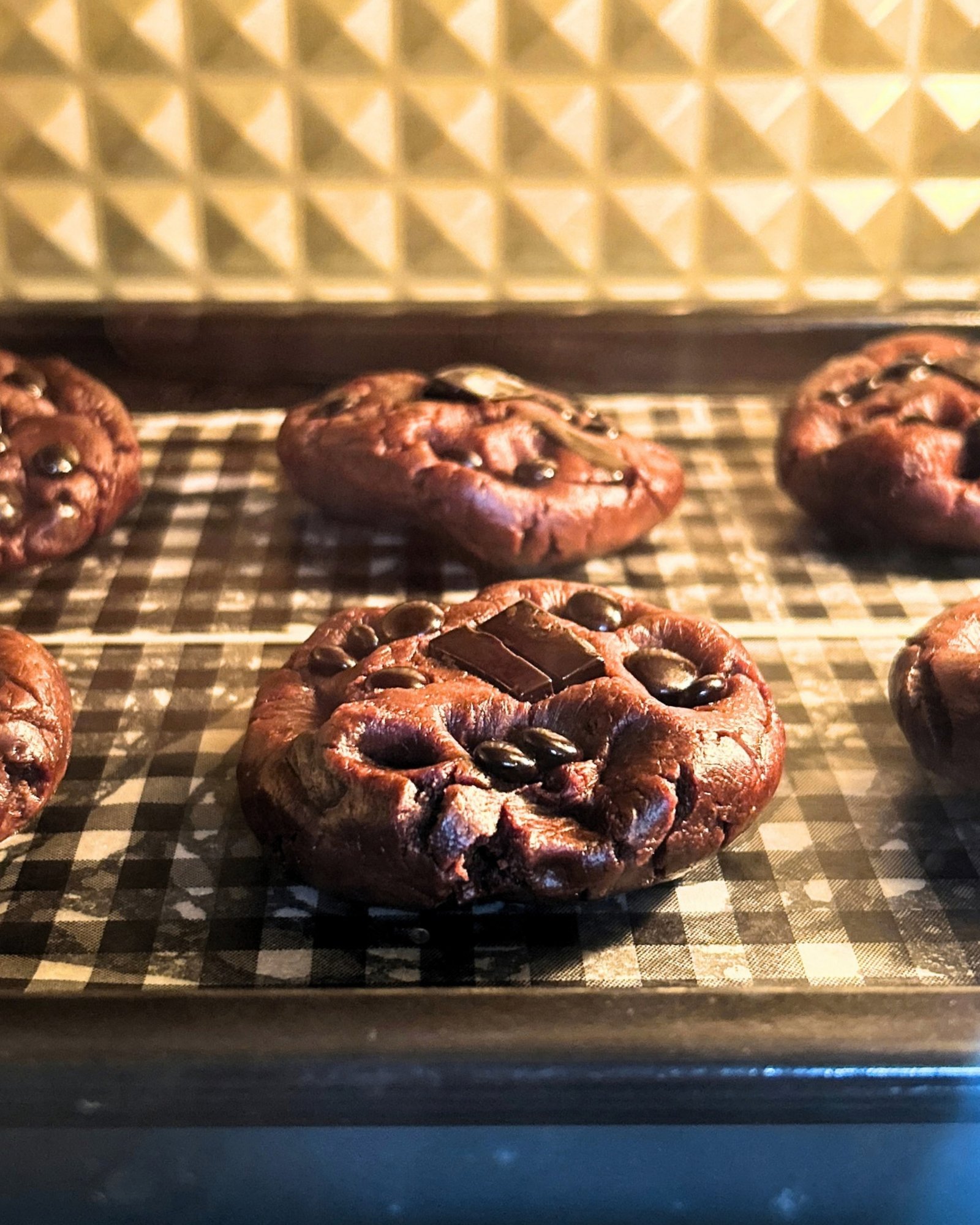 Cookies cokelat yang sedang dipanggang