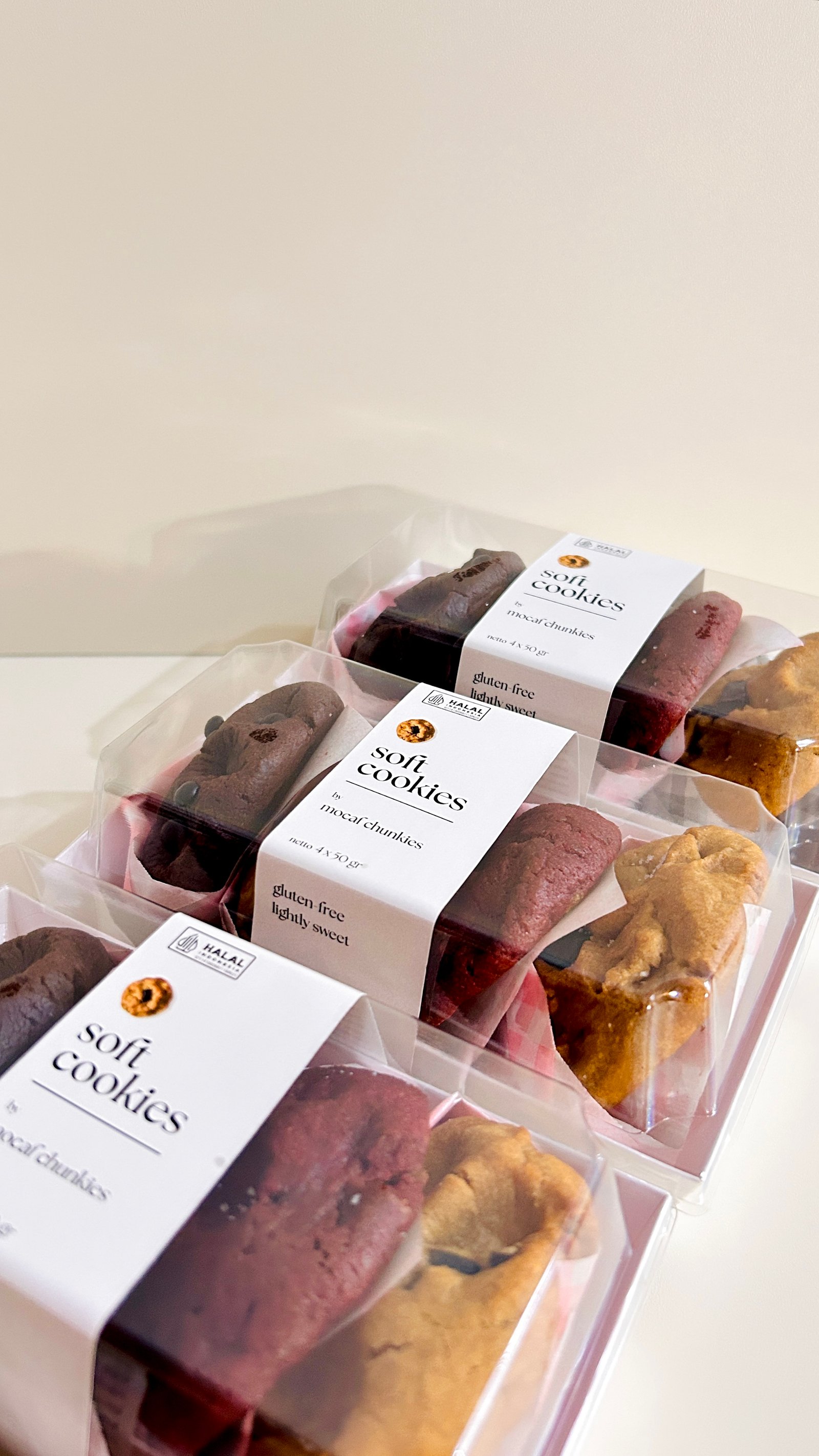 Cookies aneka rasa dalam kemasan transparan